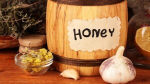 Mum’s Traditional Honey & Garlic Tonic for Winter Comfort